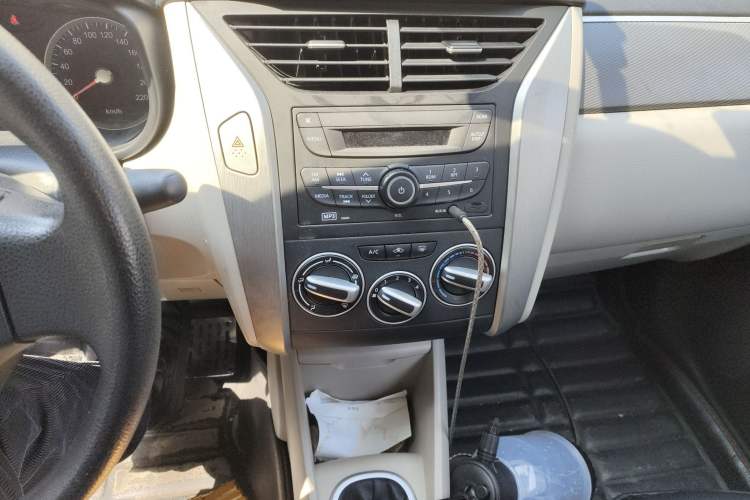 Used Venucia R50 2015 1.6L Manual Fashion Edition