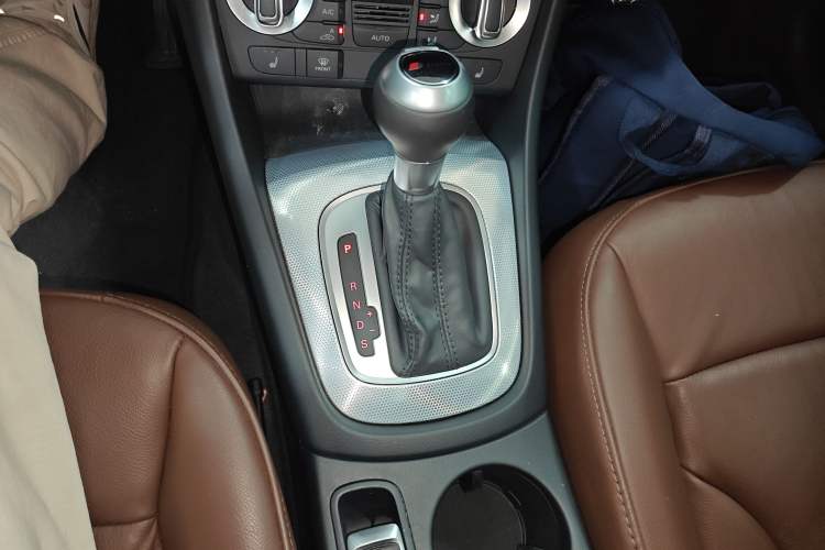 Used Audi Q3 2015 35 TFSI Comfort Model Gear Lever