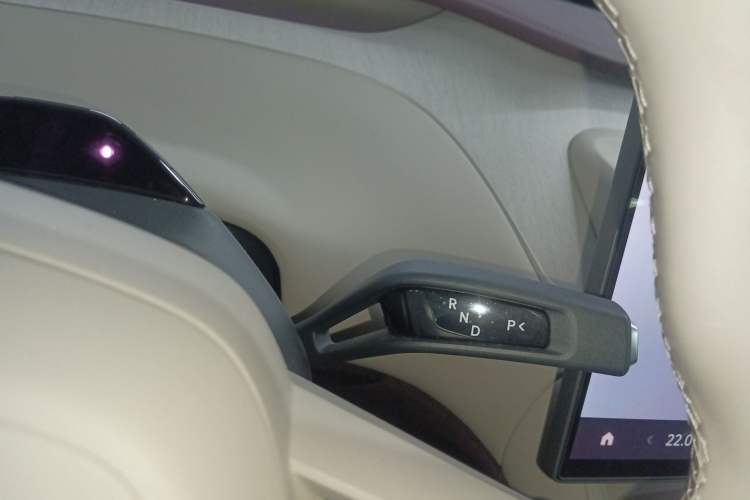 Used Xiaomi Auto YU7 2025 Ultra-Long Range High-Performance All-Wheel-Drive Max Edition Gear Lever