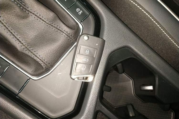 Used Volkswagen Tiguan L 2025 Model Outstanding Version 330TSI Automatic Two-Wheel Drive R-Line Longyao Edition
