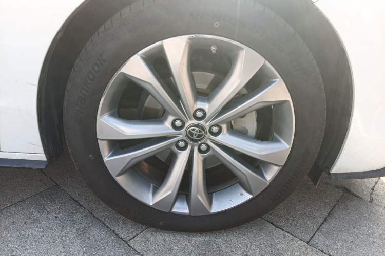 Used Toyota SIENNA 2021 2.5L Hybrid Premium Edition Right Front Wheel Hub