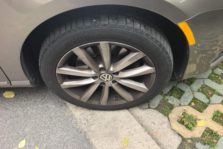 Used Volkswagen Magotan 2012 Travel Edition 2.0 TSI Comfort Version Right Front Wheel Hub