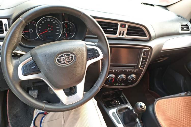 Used FAW Junpai D60 2016 1.5L Manual Luxury Model Center Console