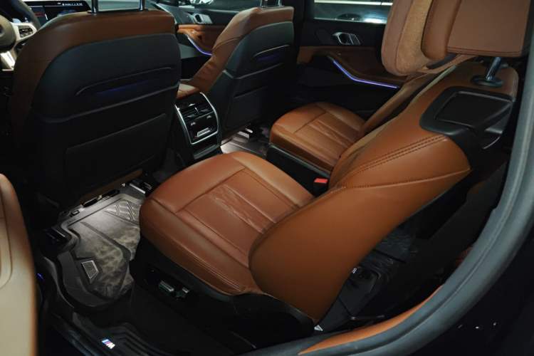 Used BMW X7 2021 xDrive40i Luxury M Sport Package Left Rear Seat