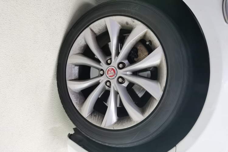 Used Jaguar XF 2016 XF 2.0T Two-Wheel-Drive R-Sport Sport Edition Right Front Wheel Hub