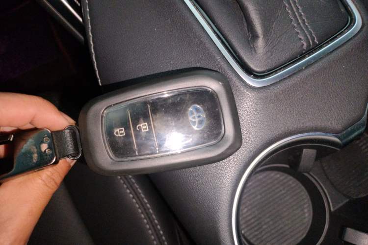 Used Toyota Harrier 2022 Dual-Engine 2.5L CVT Two-Wheel Drive Luxury Edition Vehicle Key