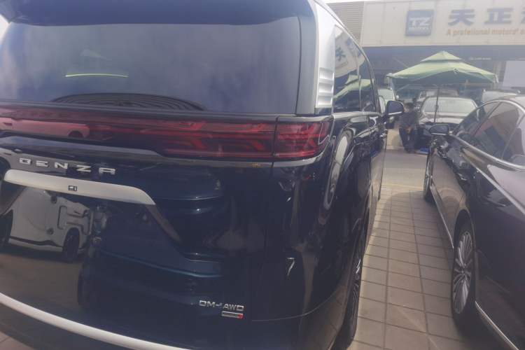 Used Denza D9 2025 DM-i Smart Drive 1020 Four-Wheel Drive Deluxe Model
