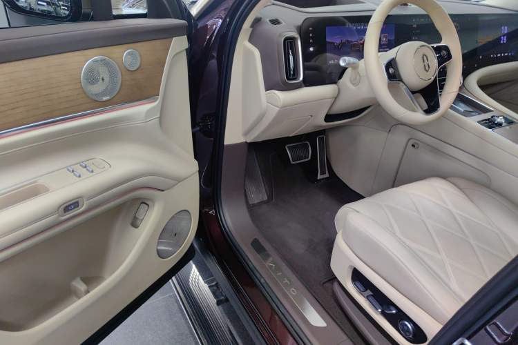 Used Hima AITO M9 2025 Extended-Range Ultra Version 52 kWh 6-Seater Driver Seat