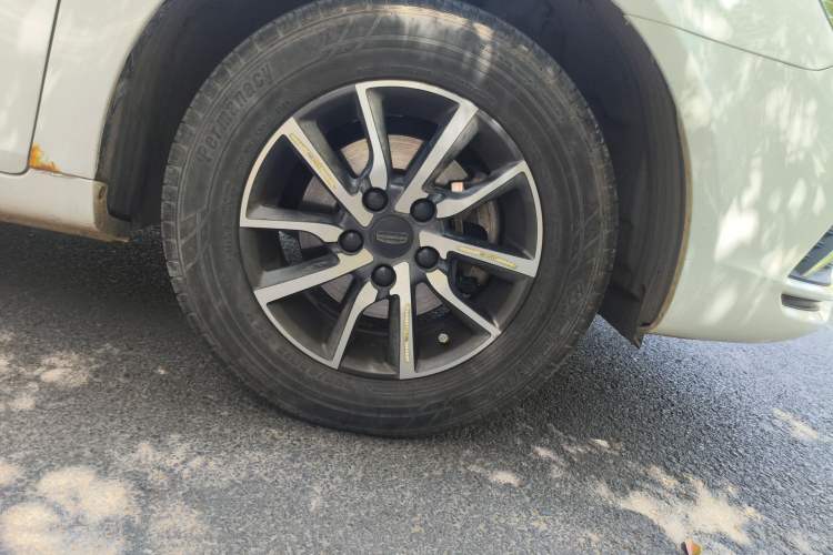 Used Geely Auto Emgrand 2019 Leading Edition 1.5L Manual Fashion Model China V Standard
