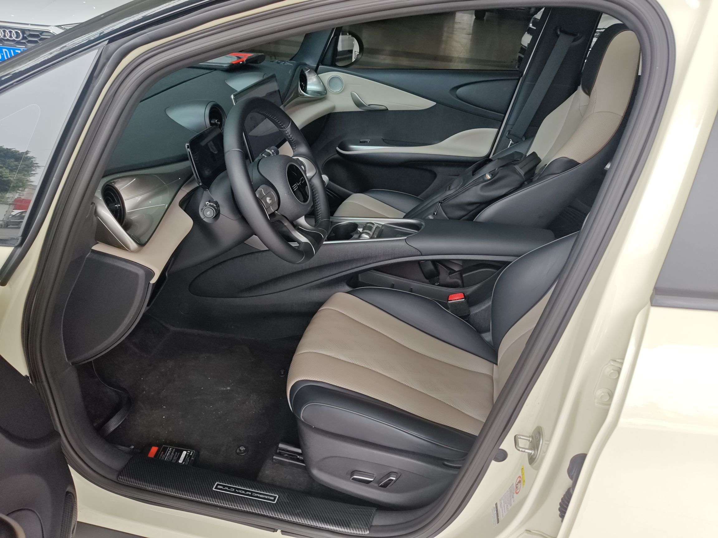 المقاعد الأمامية داخل السيارة