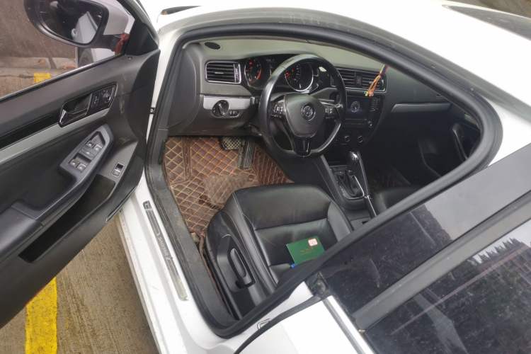 Used Volkswagen Sagitar 2017 230TSI Automatic Comfort Version Driver Seat