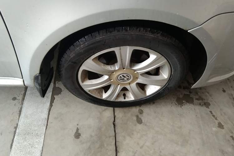 Used Volkswagen Lavida 2008 1.6L Manual Premium Edition Right Front Wheel Hub