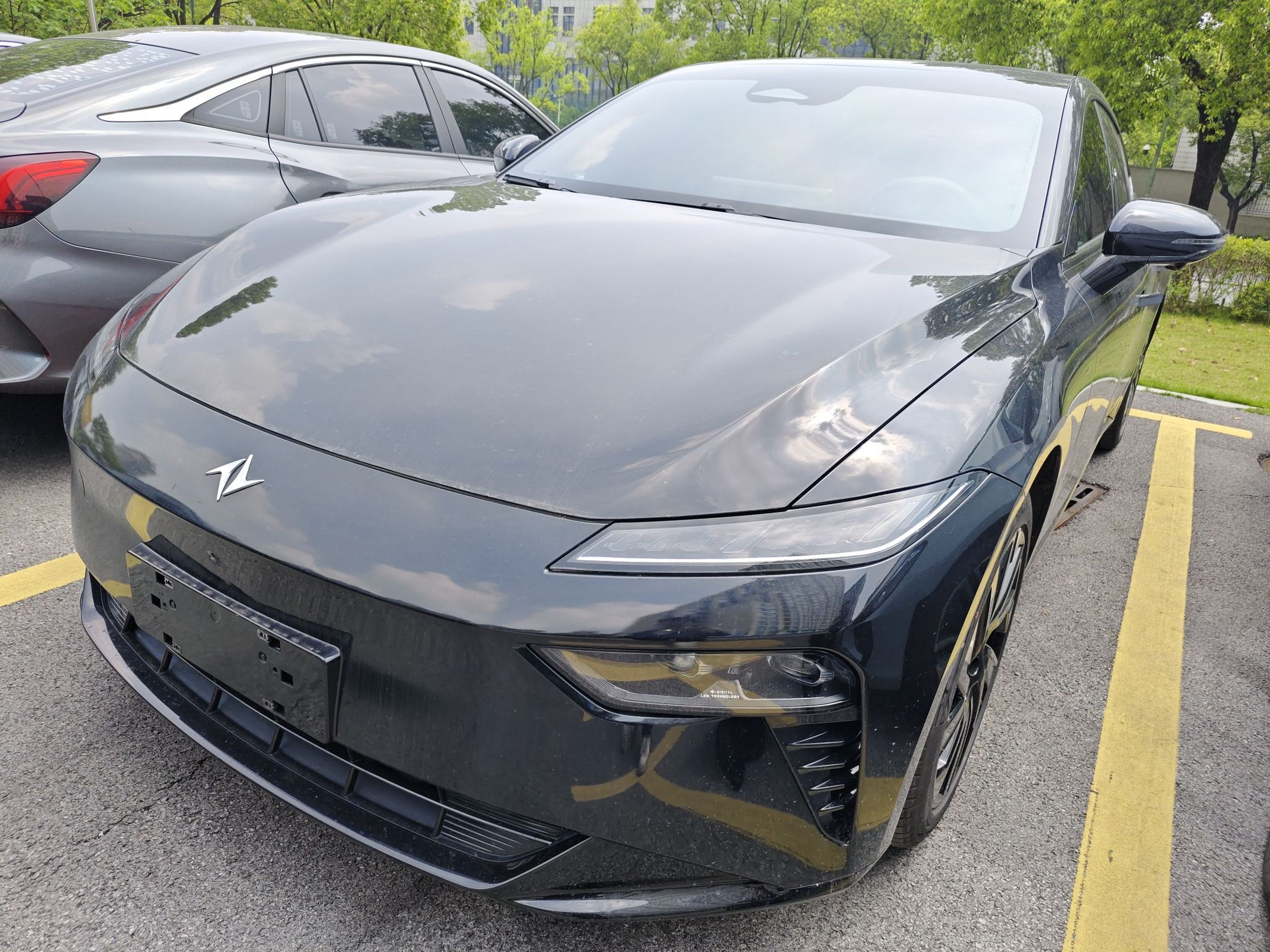 Под передней частью автомобиля