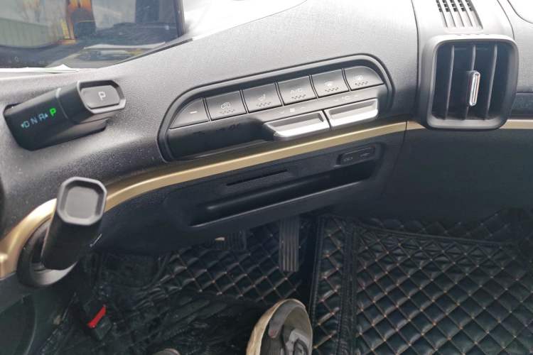 Used Baojun KiWi EV 2021 Artist Model Ternary Lithium Audio And AC Panel