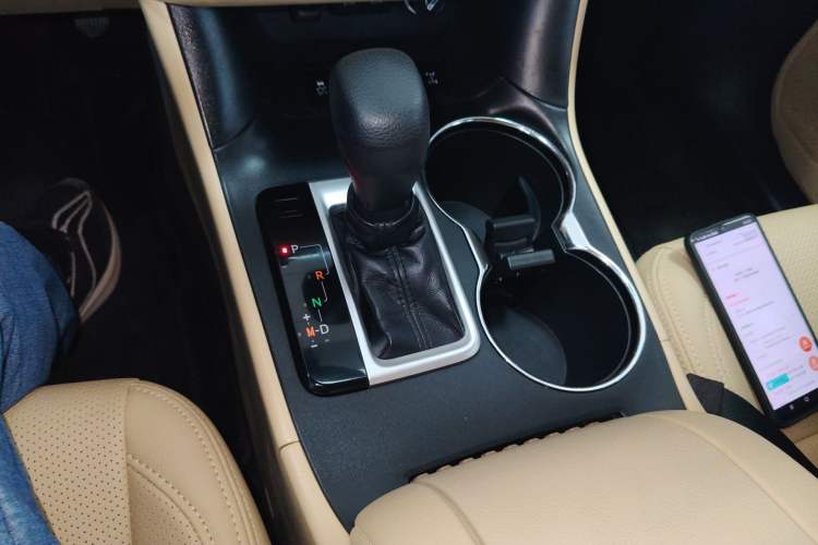 Used Toyota Highlander 2018 2.0T Four-Wheel Drive Elite Edition 7 Seats China VI Standard Gear Lever