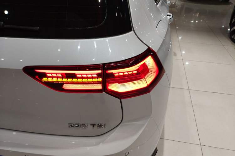 Used Volkswagen Golf 2023 Facelift 280TSI DSG R-Line Lite
