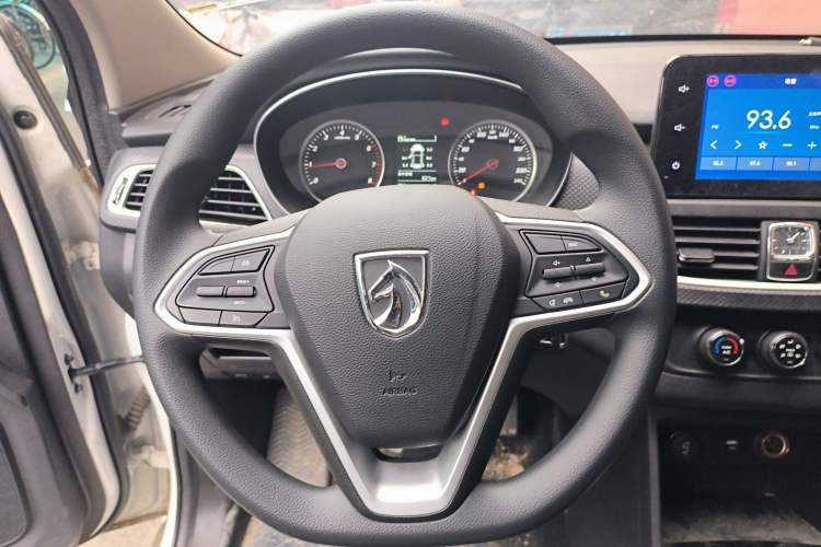 Used Baojun 730 2019 1.5L Manual Fashion Model 7-seater National V Steering Wheel