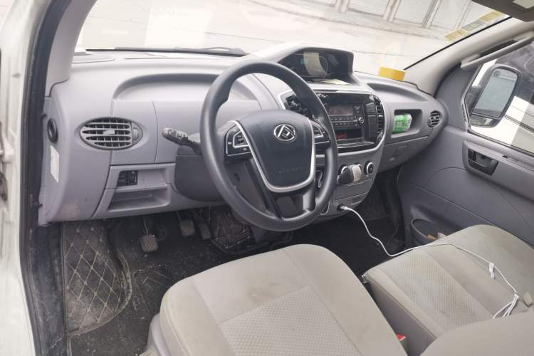 Used SAIC MAXUS Xintu V80 2020 2.5T Manual Classic City Delivery King Short Wheelbase Mid-Roof Design 2/3 Seats