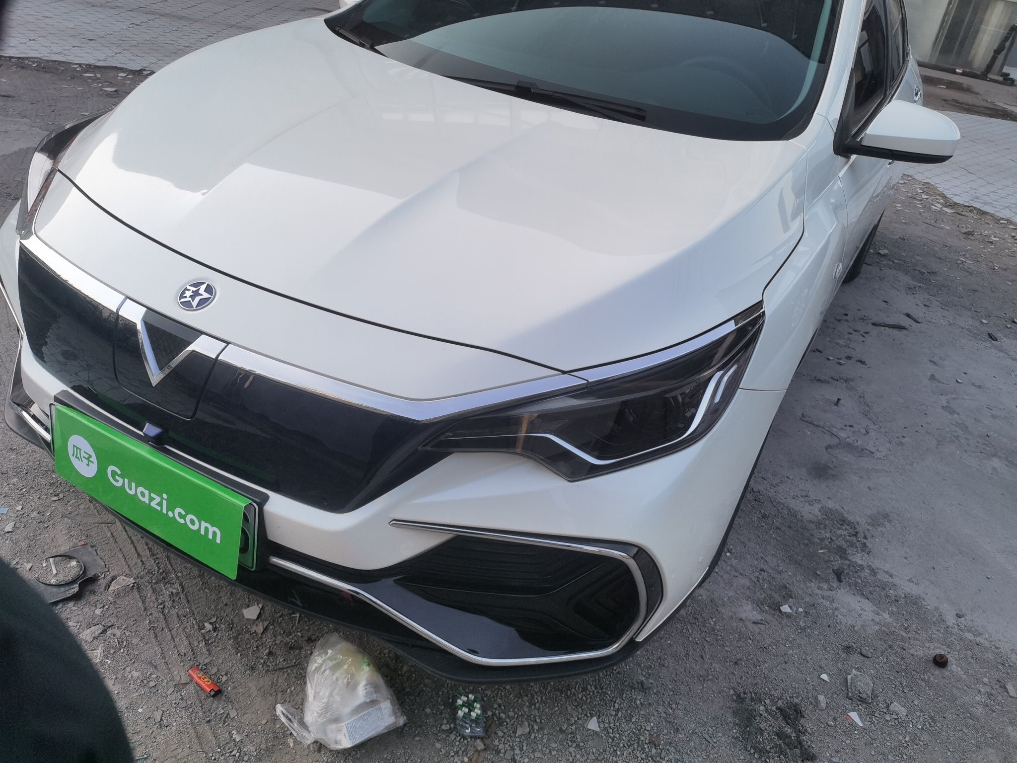 تحت مقدمة السيارة