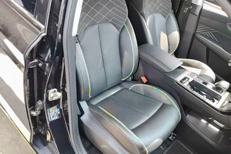 Used Roewe RX5 2023 PLUS 330TGI Automatic Trendsetting Smart Edition

