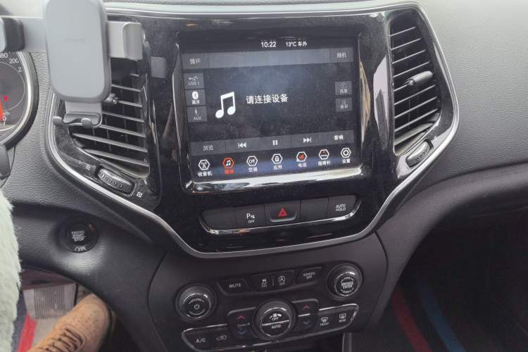 Used Jeep Cherokee 2019 2.0T Two-Wheel Drive Yue Xiang Edition China VI Emission Standard Audio And AC Panel