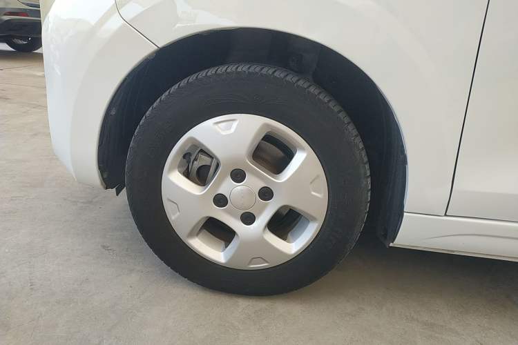 Used Roewe Clever 2021 302 km New Four-Seater Super-Efficient Version Left Front Wheel Hub