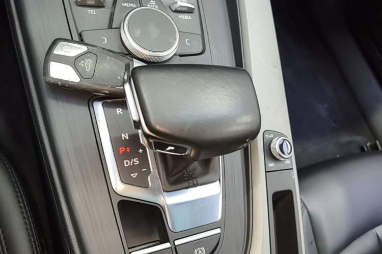 Used Audi A4L 2019 40 TFSI Ambition China VI Gear Lever
