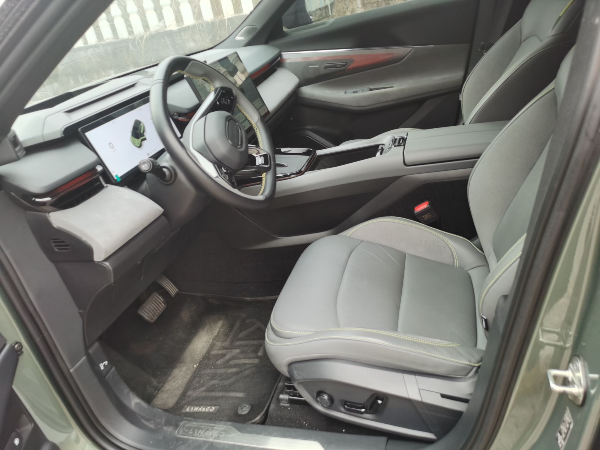 Переднее сиденье в автомобиле