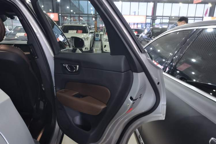 Used Volvo XC60 2023 B5 4x4 Smart Luxury Edition