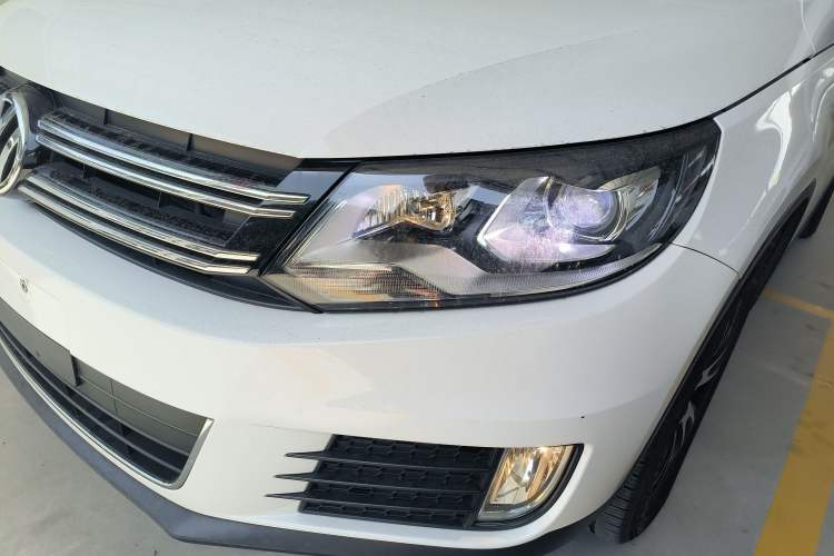 Used Volkswagen Tiguan 2015 2.0 TSI Automatic All-Wheel Drive Luxury Edition Left Front Headlight