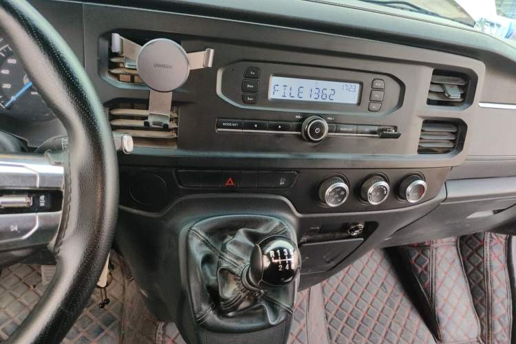 Used JMC Fushun 2023 2.0T Manual Short-Wheelbase Mid-Roof Commercial Van Transporter 2/3 Seats