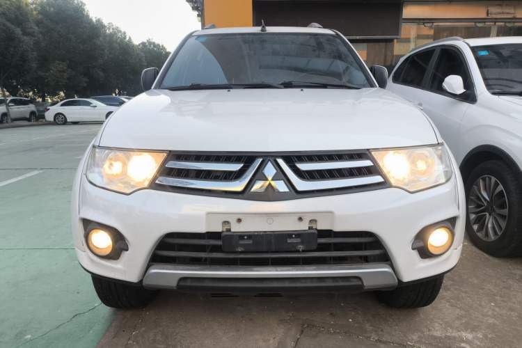 Used Mitsubishi Pajero Sport 2013 2.4L Manual Two-Wheel Drive Comfort Edition Exterior 1