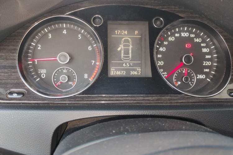 Used Volkswagen Magotan 2012 1.8TSI Prestige Model Odometer Close Up