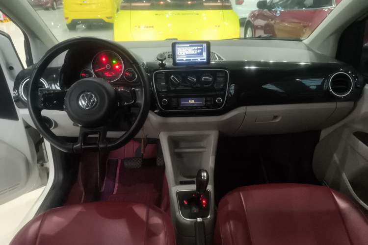 Used Volkswagen up! 2015 1.0L go high!
