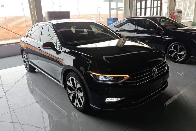 Used Volkswagen Magotan 2020 330TSI DSG Leading Model Front Right 45 Deg