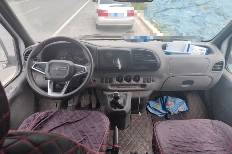 Used JMC Transit 2019 2.8T Commercial Version Long Wheelbase Mid-Roof 6-Seater Rear Single Tire China VI Emission Standard – JX493 Center Console