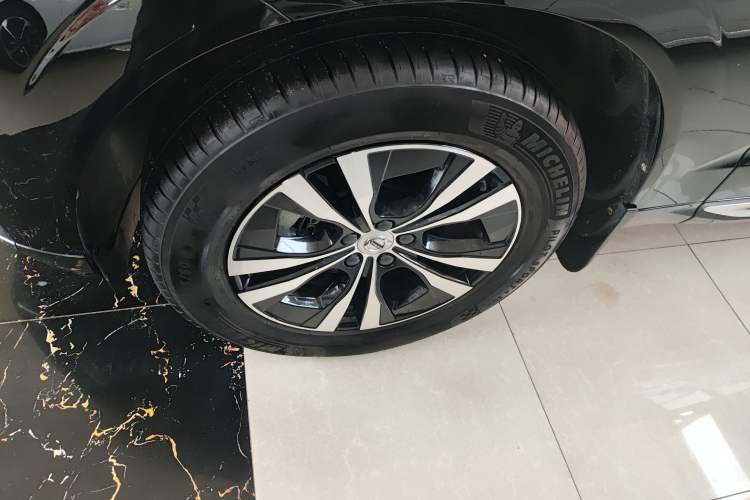 Used Volvo XC60 2025 B5 4x4 Smart Luxury Edition Left Front Wheel Hub