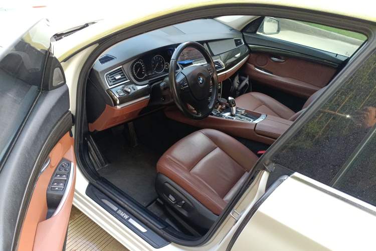 Used BMW 5 Series GT 2015 528i Leading Model
