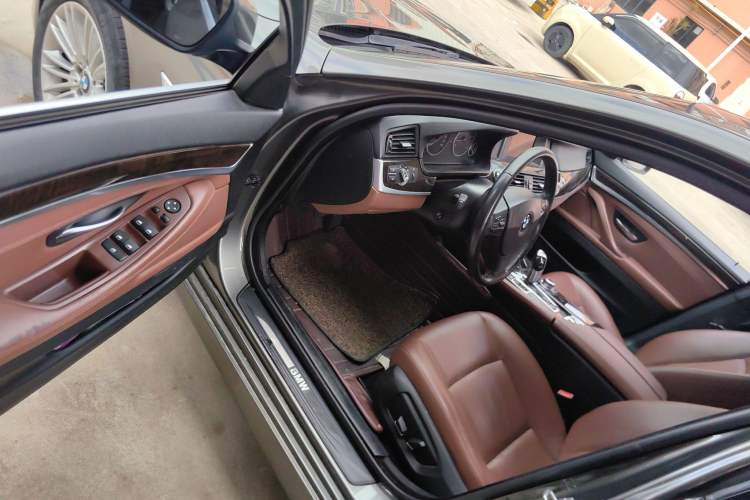 Used BMW 5 Series 2014 525Li Leading Model
