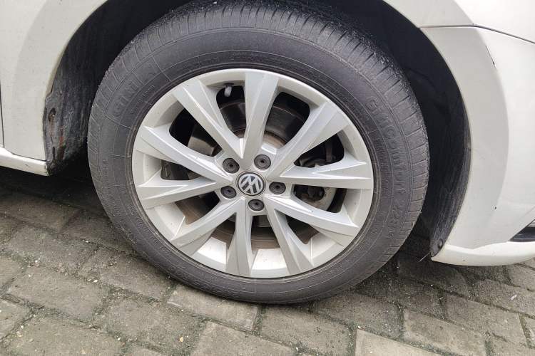 Used Volkswagen Lavida 2017 1.6L Automatic Comfort Edition Right Front Wheel Hub