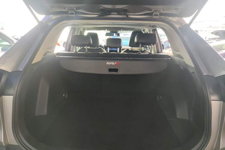 Used Toyota RAV4 2020 2.0L CVT Two-Wheel Drive Fashion Edition Trunk