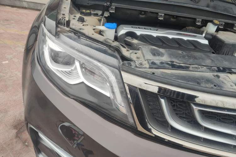 Used Geely Auto Emgrand X7 Sport 2018 1.8TD Automatic Two-Wheel Drive Smart Connect 4G Internet Edition Right Front Headlight