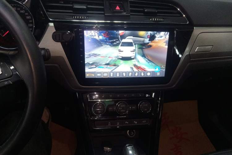 Used Volkswagen Touran 2016 Volkswagen Touran L 330TSI DSG Luxury Edition Audio And AC Panel