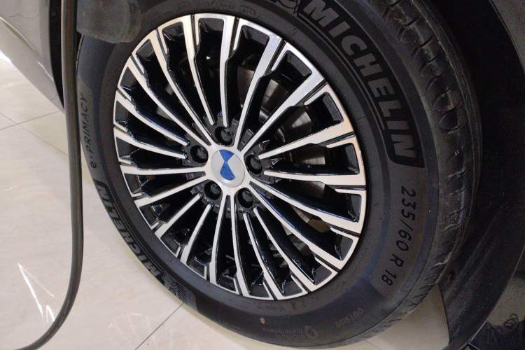 Used Denza D9 2024 DM-i 1050 Luxury Model Right Rear Wheel Hub