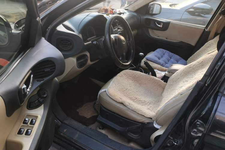 Used Huatai Santa Fe Classic 2012 2.0L Gasoline Manual Two-Wheel Drive with Sunroof
