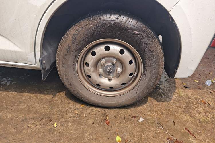 Used CHANGAN KAICHENG Ruixing EM60 2025 Passenger Version Comfort Edition 6 Seats 300 km Range Side-Hinged Doors Right Front Wheel Hub