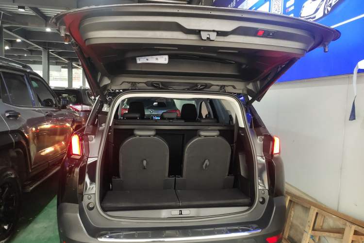 Used Peugeot 5008 2017 380THP 7-Seater Luxury Edition Trunk