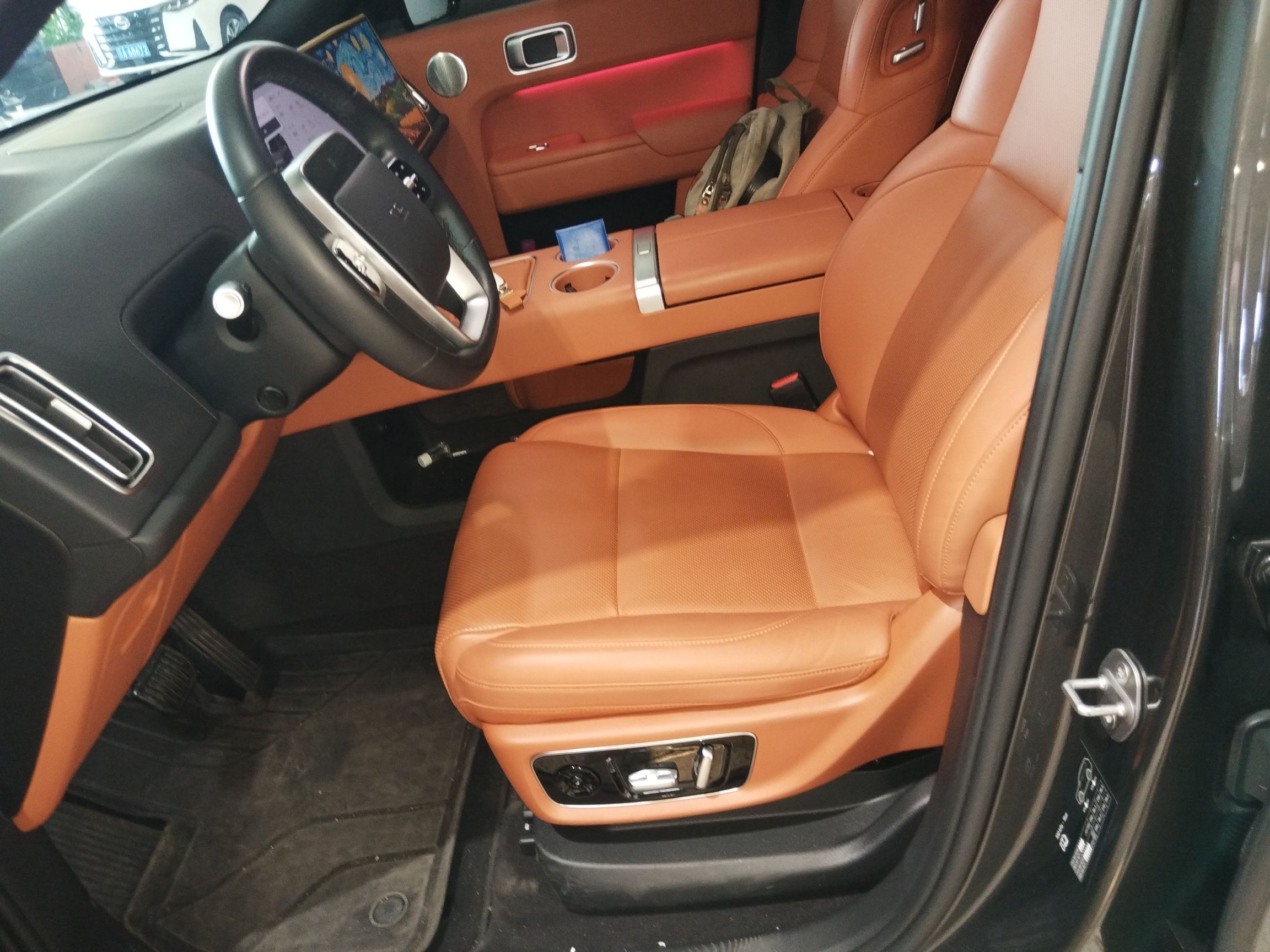 Переднее сиденье в автомобиле