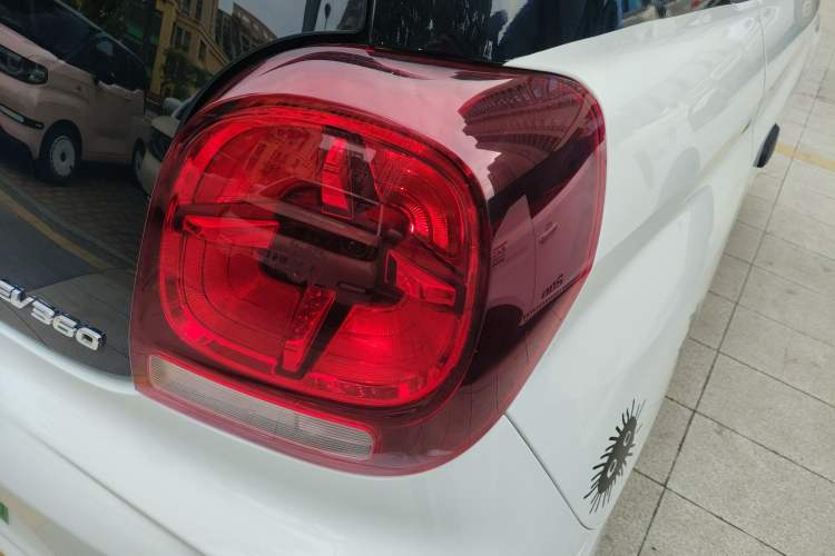 Used Roewe Clever 2021 302 km New Four-Seater Super-Efficient Version Right Rear Taillight
