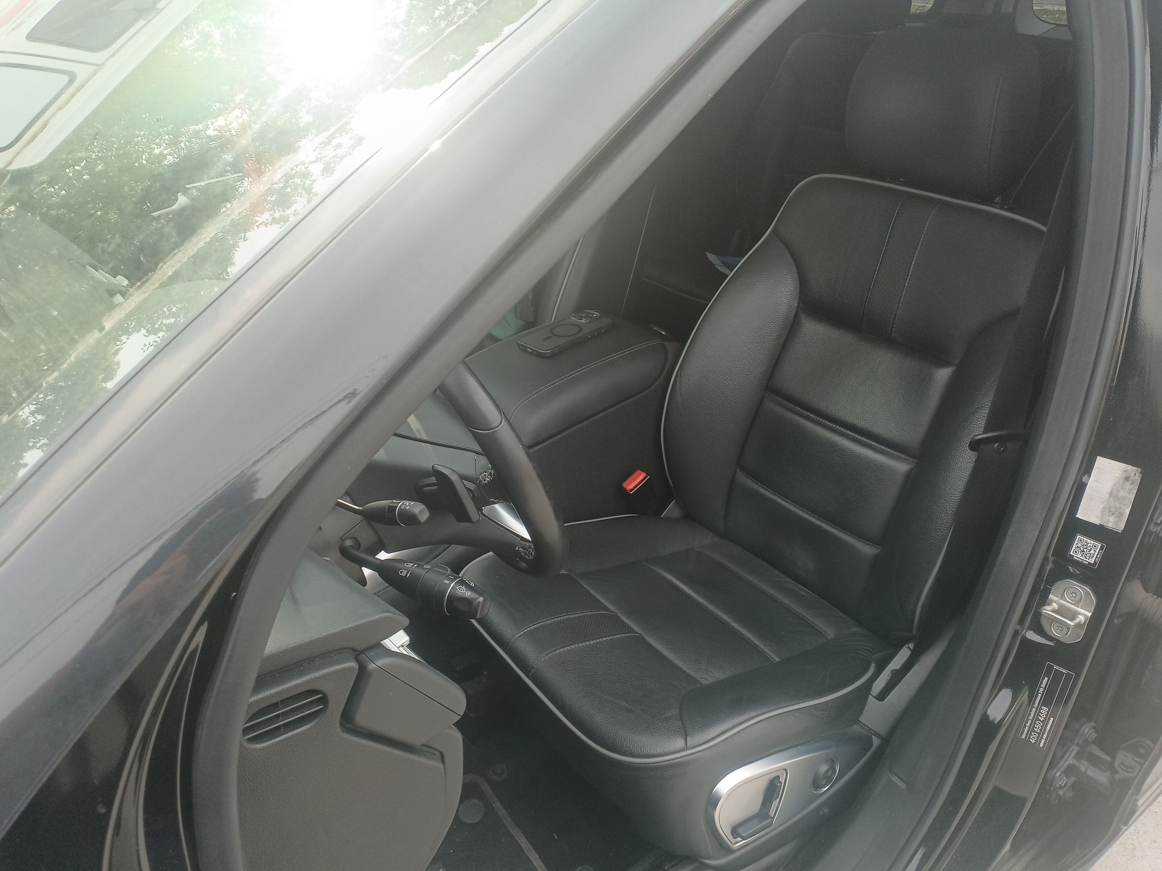 المقاعد الأمامية داخل السيارة